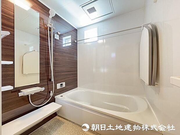 <浴室>1坪タイプの広いユニットバスです。