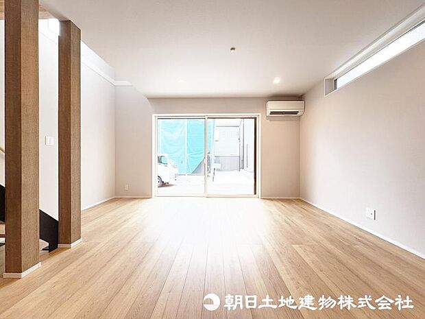 <リビング>南向きの大きな窓がある明るいリビングです。