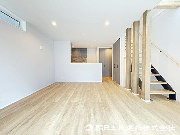 <ダイニング>対面キッチン前の広いダイニングスペースでお食事を召し上がっていただけます。