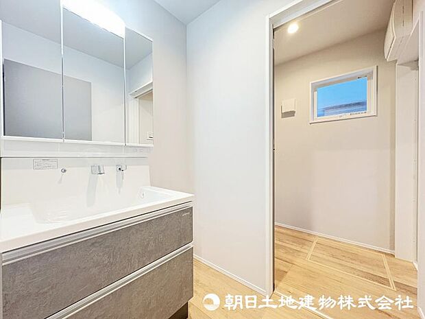 <洗面台>すっきりと収納ができる三面鏡タイプの洗面台です。