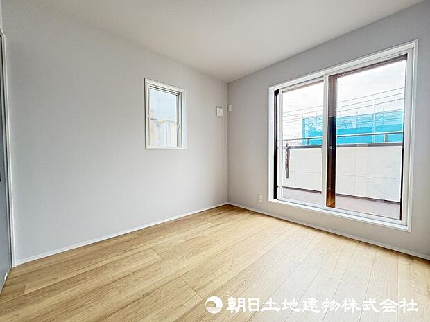 <洋室>バルコニーに面した明るい洋室5.2帖です。