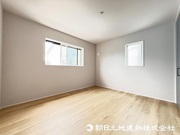 <主寝室>2面採光で明るい主寝室7.3帖です。