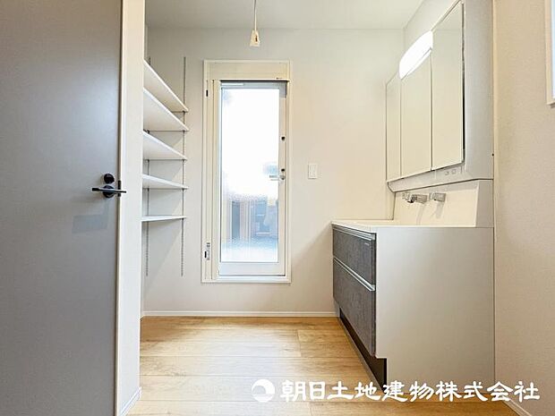 <洗面室>タオル等を収納できる可動棚もあり便利です。