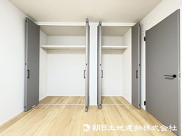 <収納>各洋室にクローゼットがありますので、お洋服をすっきりと収納できます。