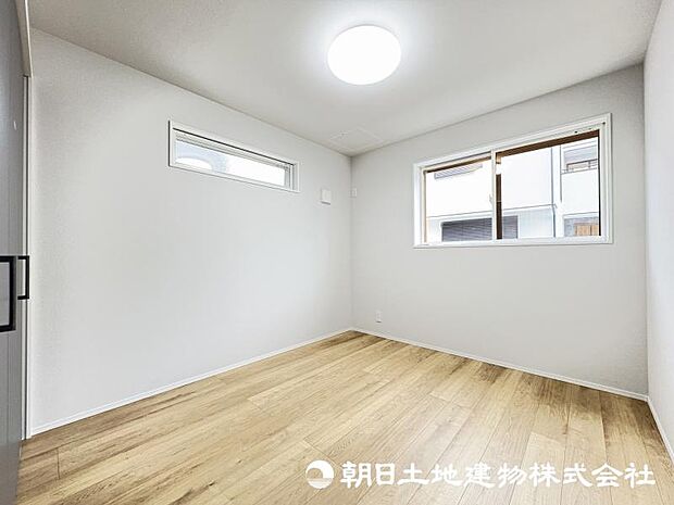 <洋室>2方向に窓がある2面採光の明るいお部屋です。