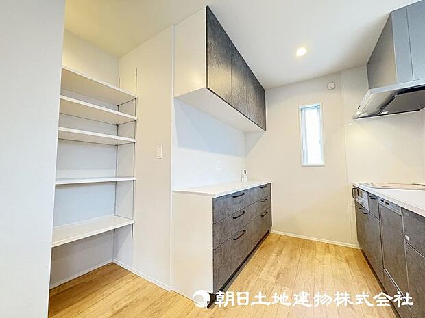 <キッチン>背面には可動棚ですっきりと収納ができるパントリーがあります。