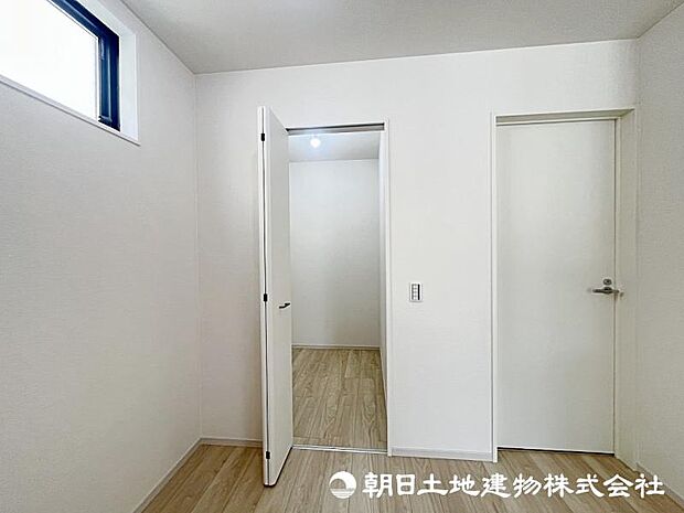 ＜収納＞キッチン背面に日用品や食料品をストックできるウォークインクローゼットがあり便利です。