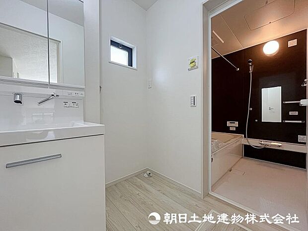 ＜洗面室＞キッチン背面から使え家事動線がスムーズです。