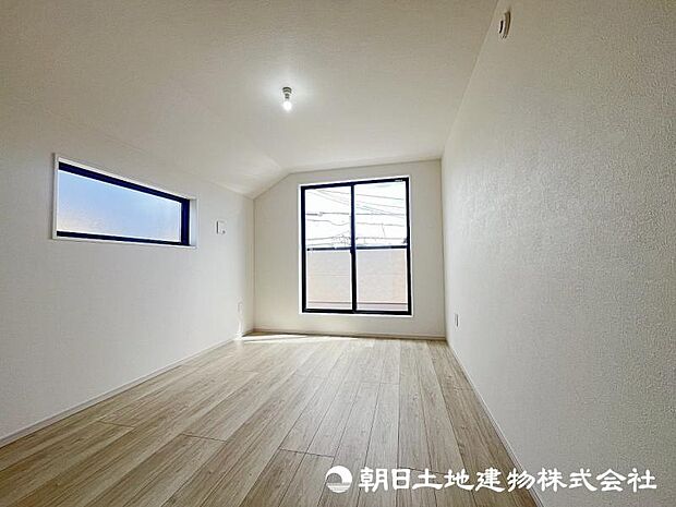 ＜主寝室＞バルコニーに面した明るい主寝室9.2帖です。