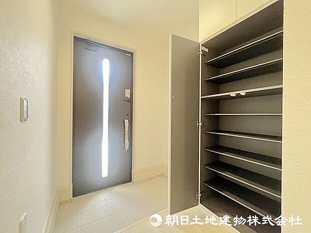 ＜玄関＞靴をすっきりと収納できるシューズボックスも便利です。