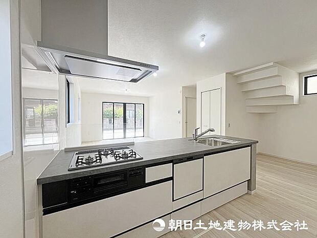 ＜キッチン＞奥様に人気のビルトイン食器洗浄機付です。