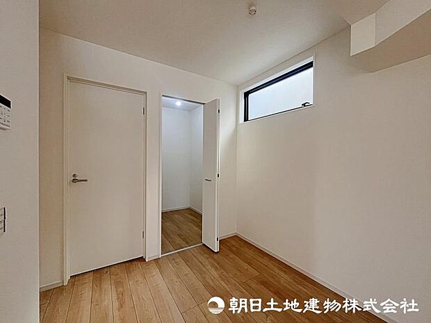 ＜収納＞キッチン背面に日用品や食料品をストックできるウォークインがあり便利です。