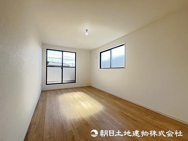 ＜主寝室＞バルコニーに面した明るい主寝室9.7帖です。