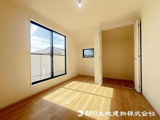 ＜洋室＞バルコニーに面した明るい洋室5.2帖です。