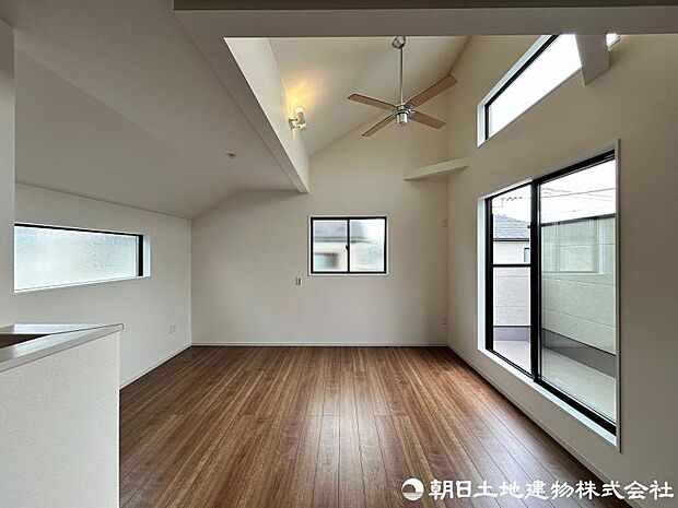 <リビング>広々としているLDK20帖でお寛ぎいただけます。