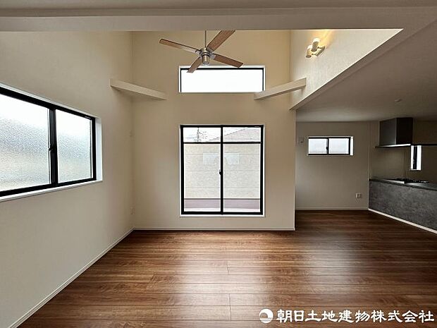 <リビング>勾配天井のある明るいリビング空間です。