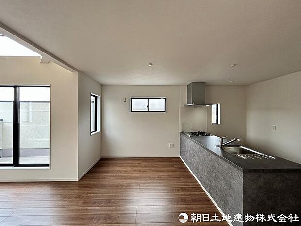 <ダイニング>オープンキッチン前の明るいダイニングスペースでお食事を召し上がれます。