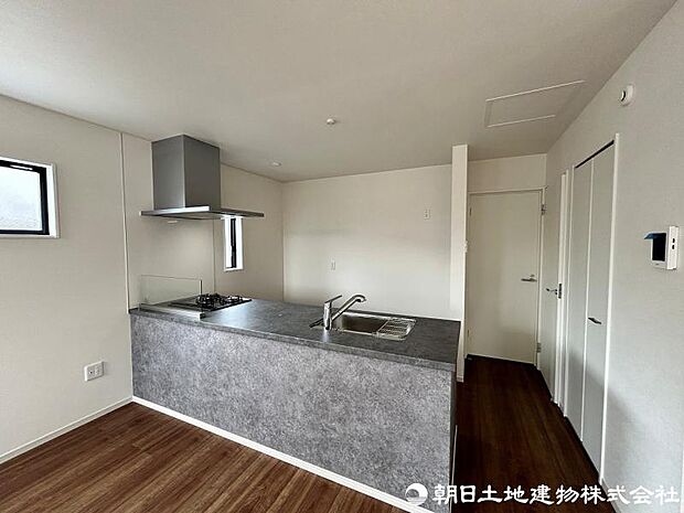 <キッチン>お料理好きの奥様に喜んでいただけるオープンキッチンです。