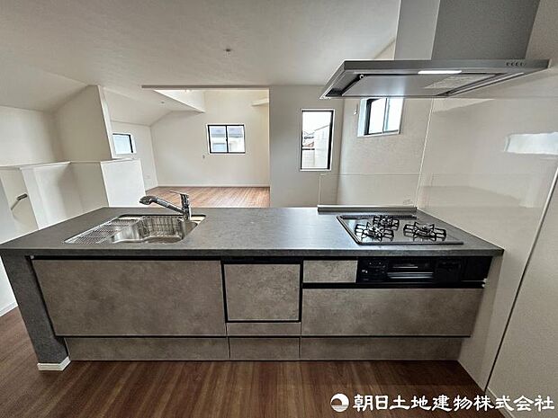 <キッチン>お料理中も会話が弾む対面キッチンです。