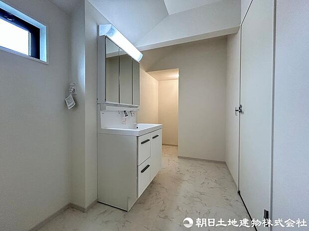 <洗面室>キッチンは背面から使え家事動線がスムーズです。