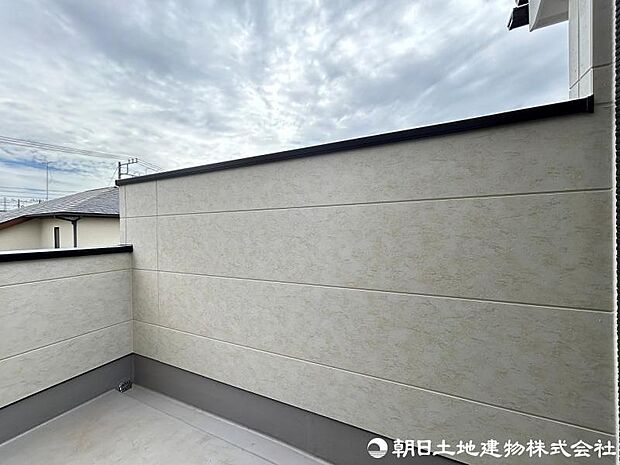 <バルコニー>奥行のあるバルコニーでお洗濯物をゆったりと干せます。