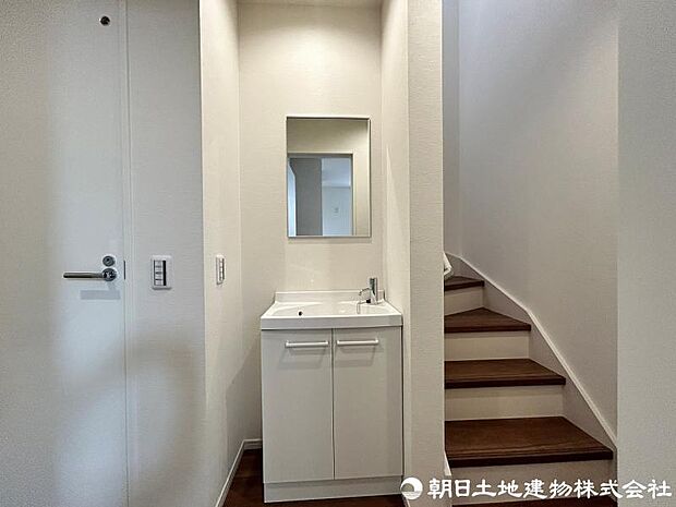 <セカンド洗面>玄関を入ると手を洗えるセカンド洗面があり清潔的です。