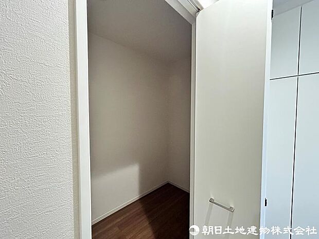 <収納>玄関を入ると広いウォークインクローゼットがありご家族様で使えます。