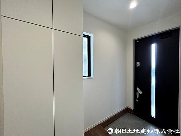 <玄関>靴をすっきりと収納できるシューズボックス付きです。