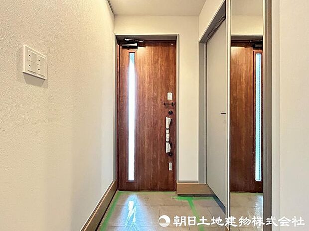 <玄関>身だしなみをチェックできる大きなミラー付きです。