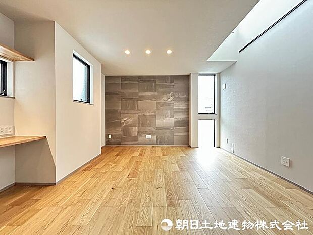 <リビング>吹き抜けのある明るいLDK18.3帖でお寛ぎいただけます。