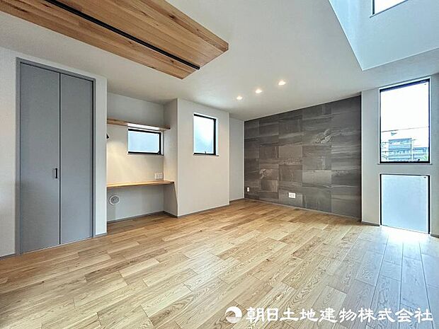 <リビング>下がり天井やダウンライトのあるお洒落な空間です。