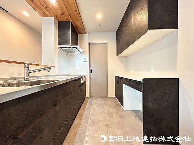 <キッチン>奥様に人気のビルトイン食器洗浄機&カップボード付きです。