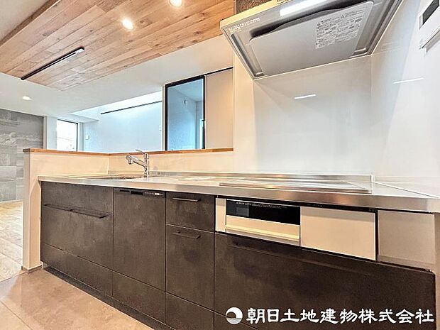 <キッチン>お料理中も会話が弾む対面キッチンです。