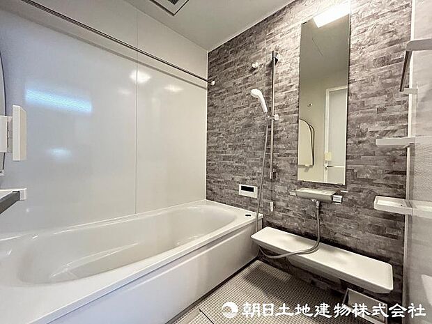 <浴室>1坪タイプの広いユニットバスです。