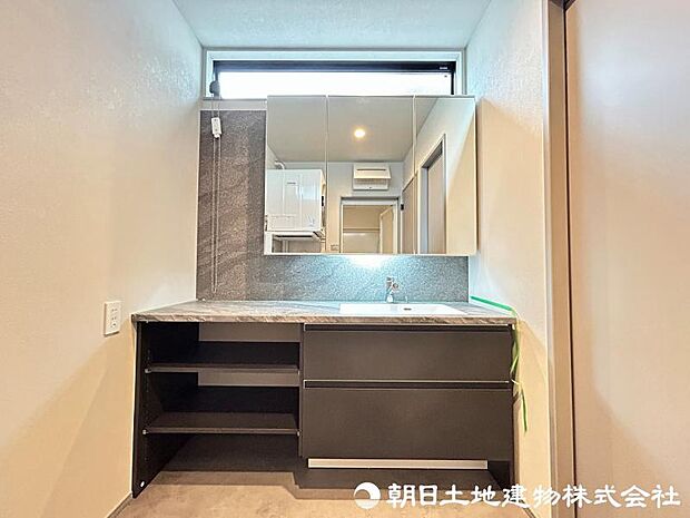 <洗面台>すっきりと収納ができる三面鏡タイプの洗面台です。