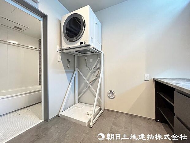 <洗面室>キッチンと近く家事動線がスムーズです。