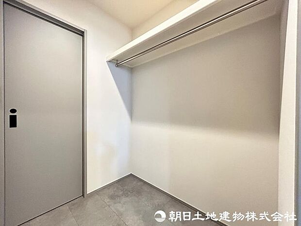 <ファミリークローゼット>キッチンと洗面室をウォークスルーで使えます。