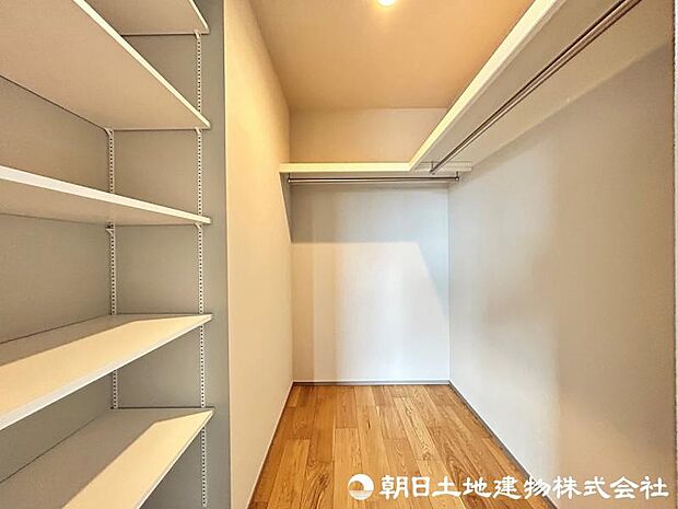<収納>ご夫婦で使えるウォークインクローゼットも魅力です。