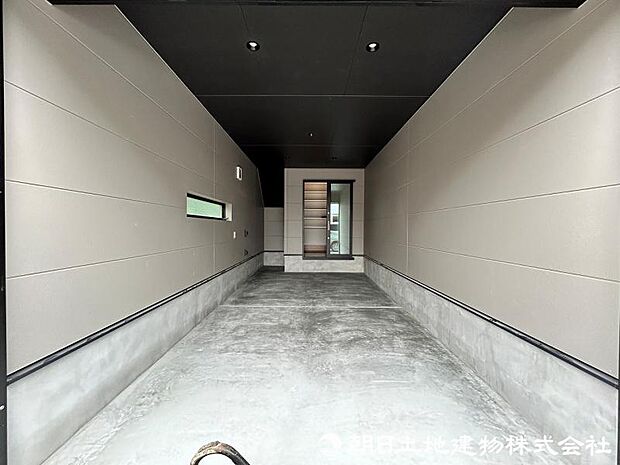 <ガレージ>防犯も安心の電動シャッター付ガレージです。