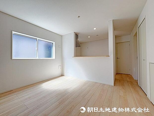 <ダイニング>対面キッチン前の広いダイニングスペースです。