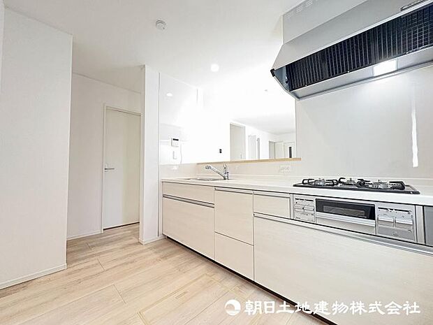 <キッチン>お料理中も会話が弾む明るい対面キッチンです。