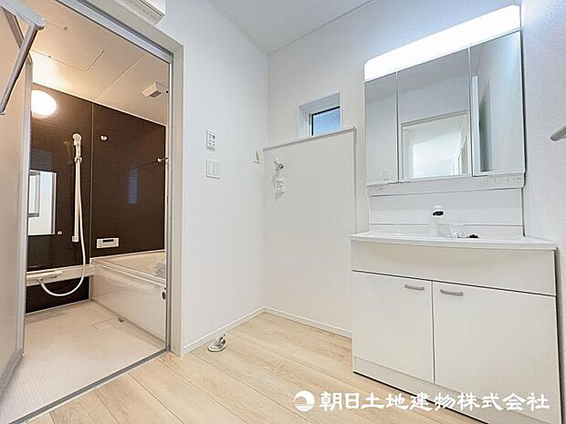 <洗面室>キッチン背面から使え家事動線がスムーズです。