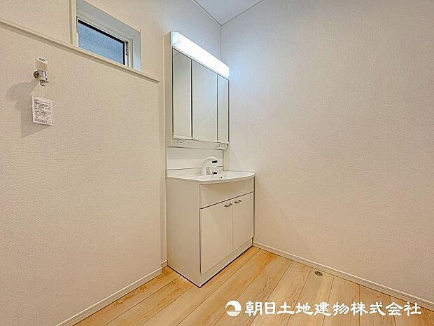 <洗面台>すっきりと収納ができる三面鏡タイプの洗面台です。