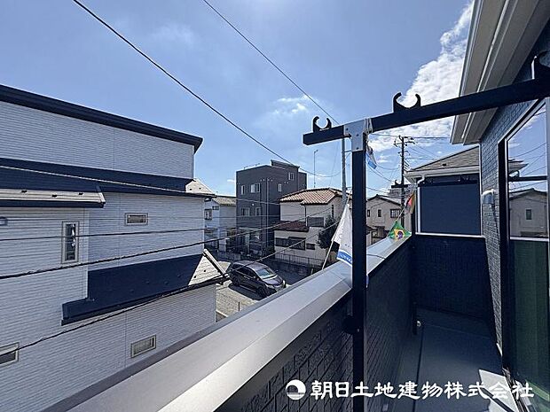 <バルコニー>東南向きで陽当たり良好です。