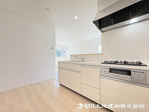 ＜キッチン＞お料理中も会話が弾む対面キッチンです。