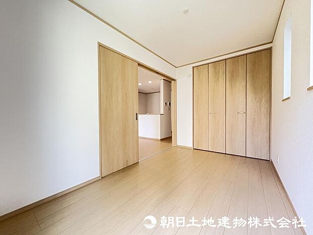 ＜洋室＞リビングとつながる洋室5帖です。