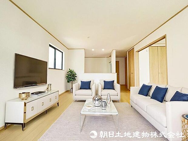 ＜ダイニング＞対面キッチン前の明るいダイニングスペースでお食事を召し上がっていただけます。