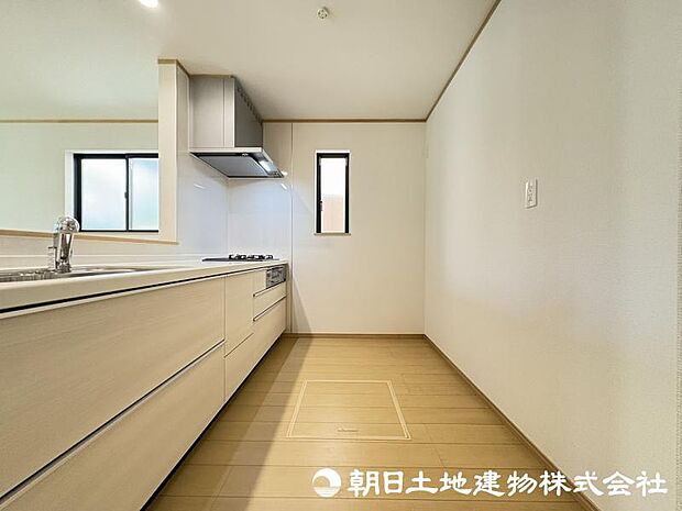 ＜キッチン＞冷蔵庫や食器棚を置いても広い家事スペースを確保しています。