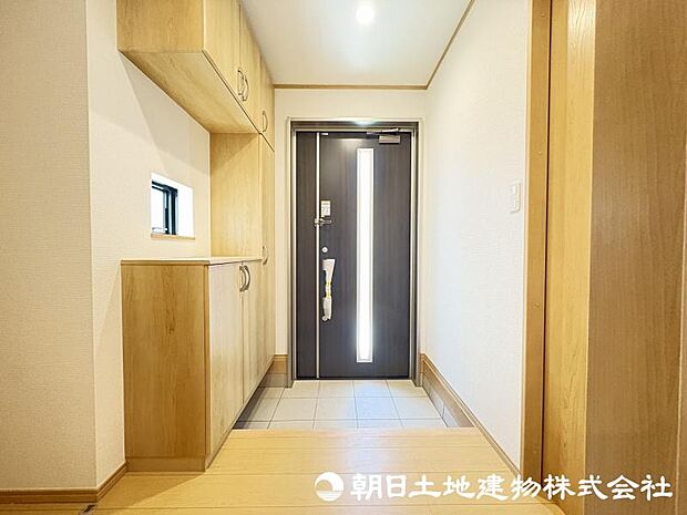 ＜玄関＞靴をすっきりと収納できる大きなコの字型シューズボックス付きです。