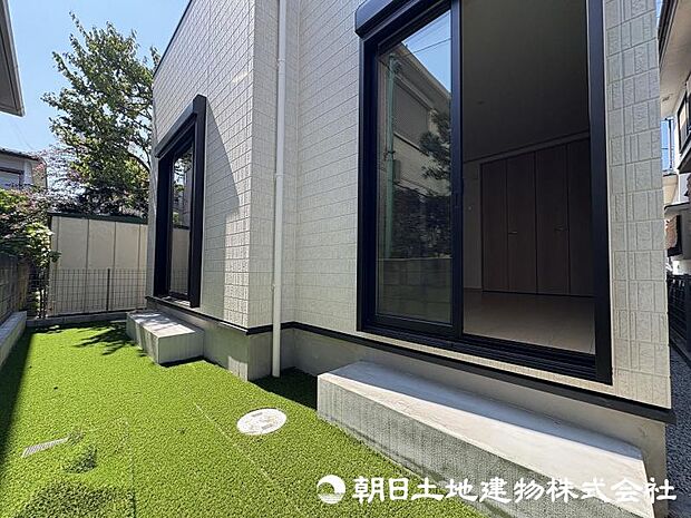 ＜お庭＞小さいお子様が安全に遊べるお庭も魅力です。